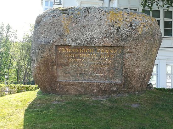 Direkt am Kempinski Hotel befindet sich dieser Gedenkstein.