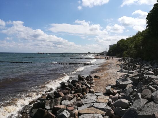Am Strand entlang geht es zum einstigen Teehaus.