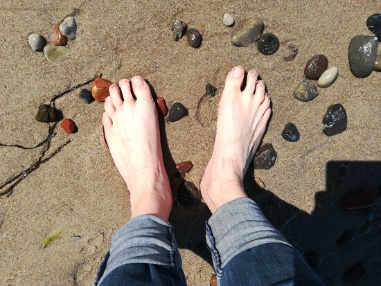 Ich liebe es Barfuß am Meer entlang zu gehen.