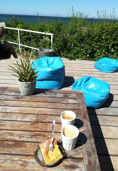 Kaffee, Kuchen und Meerblick - ein wunderschöner Ort.