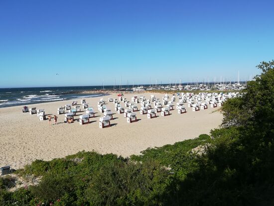 Blick auf den Strand, Strandkörbe und den Yachthafen von Kühlungsborn.