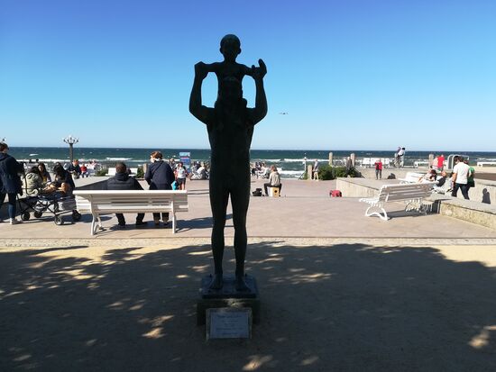 In Verlängerung der Seebrücke steht die Skulptur "Vater und Sohn". Ein Ort für Künstler. Heute waren zwei Musiker dort und für eine schöne Athmosphäre gesorgt haben.