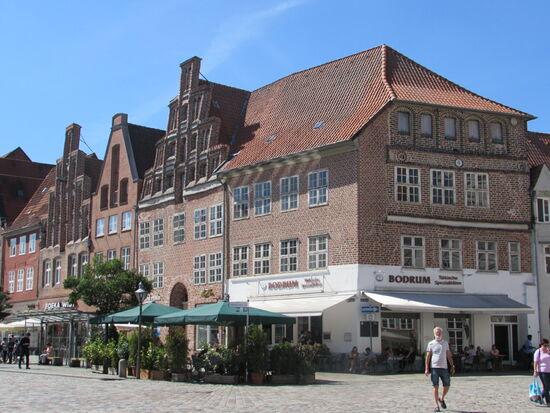 Dann blicken wir auch schon auf die ersten Backsteingebäude am Sande.