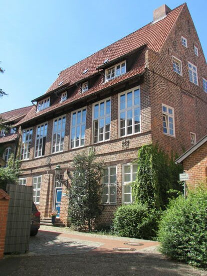 Einmal um die Ecke gegangen, stehen wir vor der ältesten familiengeführte Druckerei Europas. Bis vor wenigen Jahren wurde noch hier am Platz gedruckt. Doch u. a aus Platzmangel hat man die Druckerei nun in moderne Gebäude verlagert.