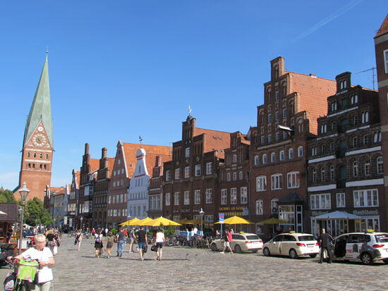 Am Sande ist ein großer Marktplatz. Früher haben hier die Fuhrwerke der Händler gestanden und natürlich haben die Pferde hier jede Menge Pferdeäpfel hinterlassen. Damit der Gestank nicht zu groß wurde, hat man regelmäßig Sand drüber gegeben. Heute kann man bei einigen Häusern sehen, daß dadurch halbe Raumhöhen quasi im Sand verschwunden sind.