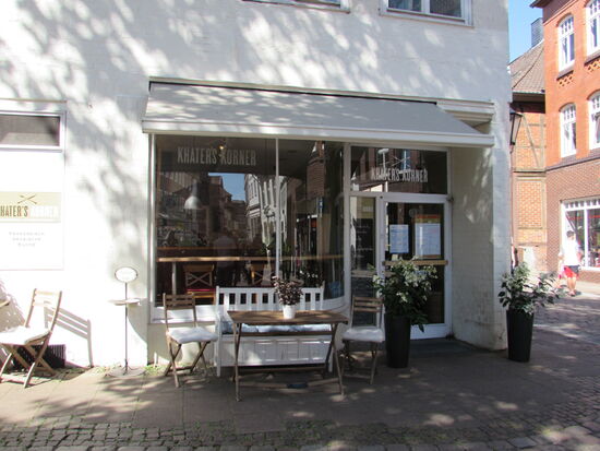 Wir sind inzwischen an unserer ersten Lokalität angekommen. Ein Ägypter. Hier bekommen wir eine Kostbrobe aus Nudeln, Linsen, Erbsen und einer köstlichen Soße serviert.