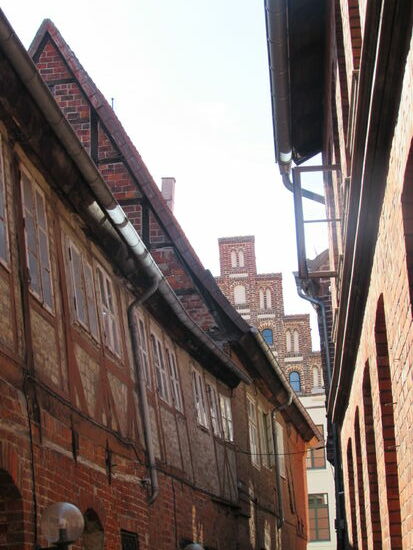 Durch schmale Gassen lotst uns Anne weiter durch die Altstadt.