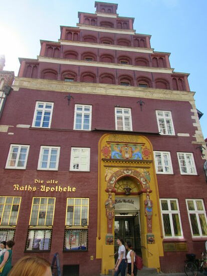 Schließlich stehen wir vor der alten Apotheke mit dem imposanten Eingangsportal.