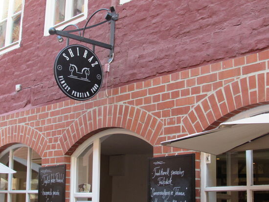 Dann stehen wir vor der zweiten Lokalität auf dieser Tour. Dieses Mal ist es ein persisches Restaurant. Hier bekommen wir Baguette mit drei unterschiedlichen Aufstrichen serviert, wieder sehr lecker.