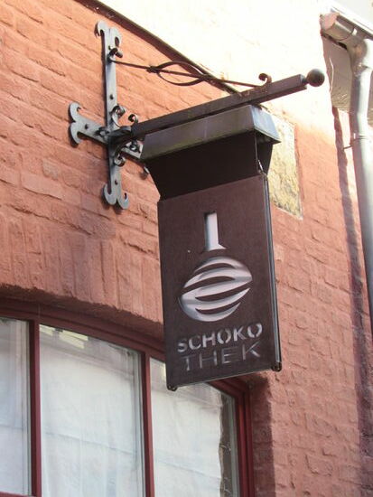 Gleich nebenan werden wir mit einer Praline verwöhnt. Wirklich eine Köstlichkeit.