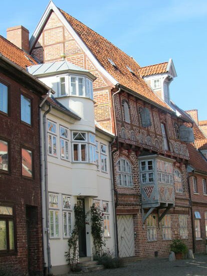 Weiter geht es durch die historischen Gassen mit aufwendig restaurierten Häusern.