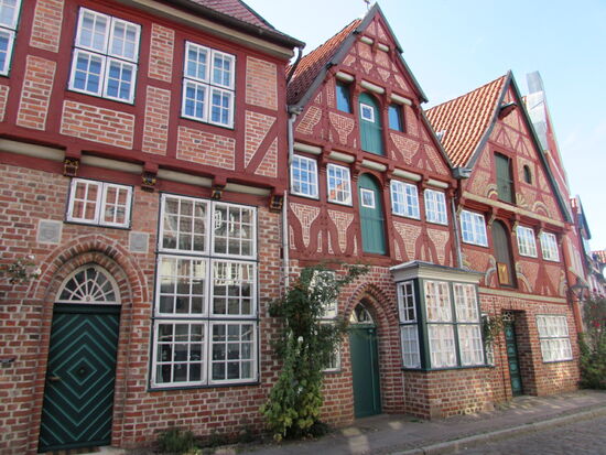 Hier wohnt ein Mann, der sich für Lüneburg besonders verdient gemacht hat. In den 70er Jahren hatten die Stadt Väter vor ganze Straßenzüge der historischen Altstadt dem Erdboden gleich zu machen und einen Parkplatz zu bauen. Doch dieser Eigentümer hat mit Erfolg für den Erhalt gekämpft.
