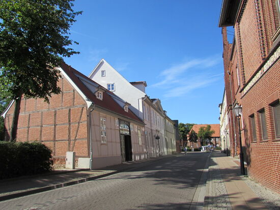 Hier stehen wir an der Abbruchkante der einzigsten Salzgewinnung. Einige Straßenzüge sacken bedingt durch den unterirdischen Salzstock ab, wie man auf der linken Straßenseite sehen kann.