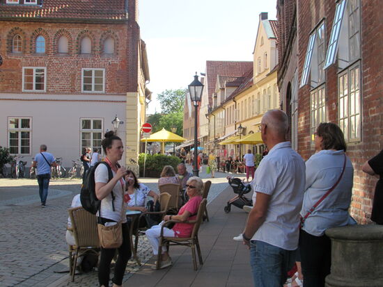 Hier bekommen wir gerade ein kleines Getränk.