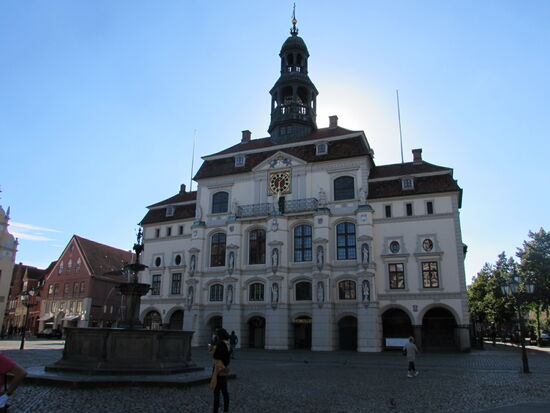 Vor dem Rathaus weiß Anne noch von dem besonderen Glockenspiel zu berichten. Die Glocken sind aus Meißner Porzellan.