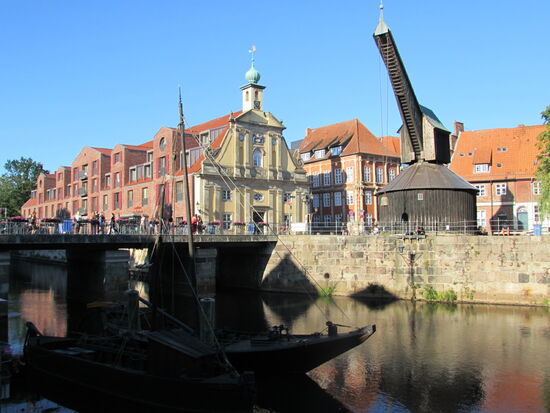 Als erstes geht es zum alten Kran an der Ilmenau. Eines der bekanntesten Sehenswürdigkeiten der Stadt.