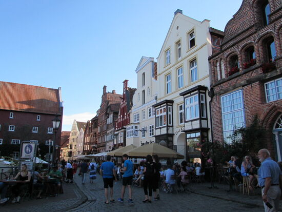 Entlang der Ilmenau gibt es einige Lokale mit Blick auf den Kran.