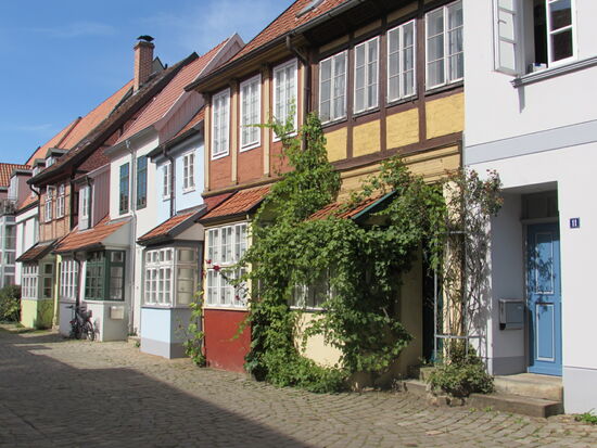 Typisch sind auch die Vorbauten dieser Häuser