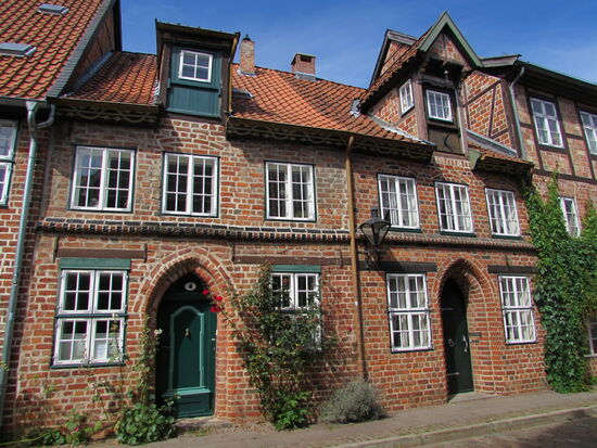 Dieser Straßenzug sollte in den 70er Jahren dem Bagger zum Opfer fallen. Heute ist es zum Glück erhalten und einfach nur schön anzusehen.