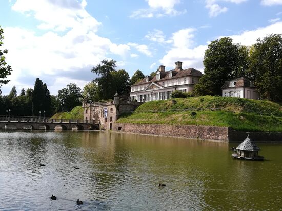 Das Schloss ist umgeben von einem Wassergraben