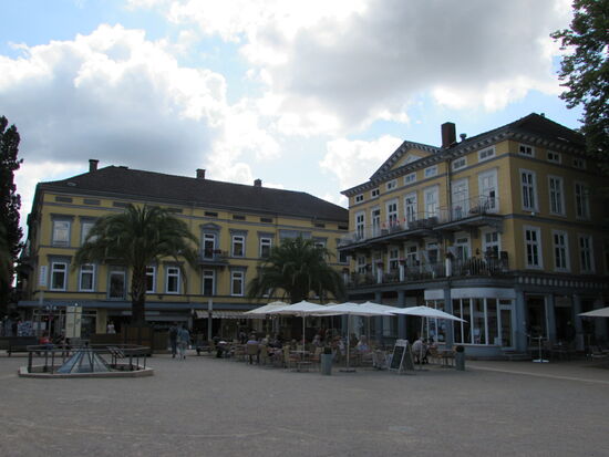 Am Platz vor der Wandelhalle