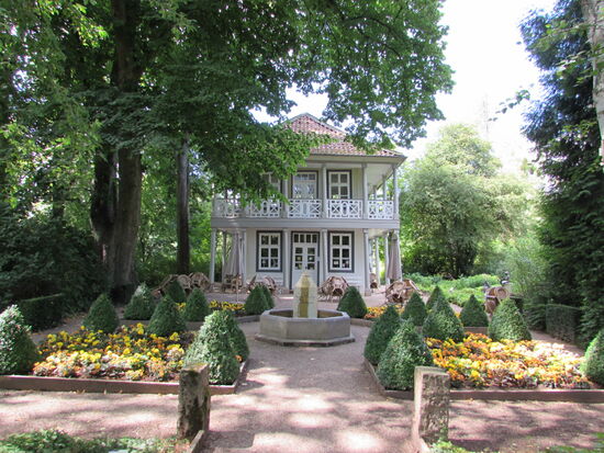 Ein kleines Teehaus mit Sitzplätzen im Schatten. Leider hat es noch nicht geöffnet.