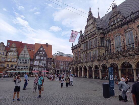 Nachdem die Vollständigkeit der Gruppe festgestellt wurde, geht es zum Marktplatz der auch gute Stube genannt wird, so weiß unser Tour Guide zu berichten. Bremen schaut auf eine 1200 jährige Geschichte zurück. Der Marktplatz stellt mit seinen historischen Häusern das Zentrum der Hansestadt dar.