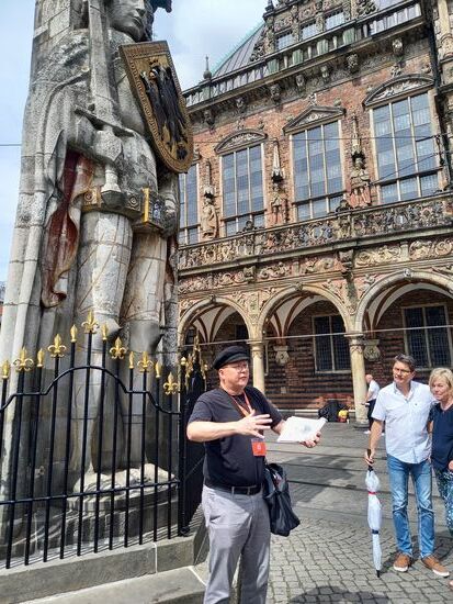Unser Guide erzählt in einem wahnsinnigen Tempo. Er berichtet das der Abstand zwischen den spitzen Knien des Rolands eine Elle beträgt. Früher wurde auf diesem Platz der Markt abgehalten. Wenn man z.B. Stoff erstanden hatte, konnte man hier prüfen,  ob der Händler einen nicht übers Ohr gehauen hatte.
