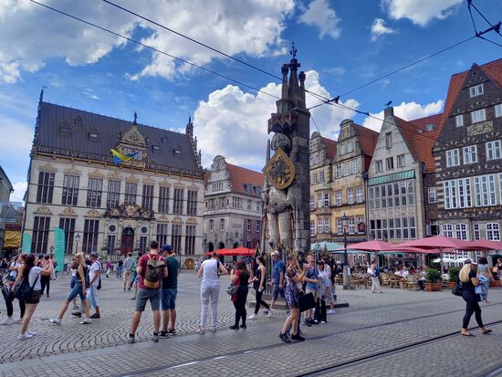 Auf dem Marktplatz steht der Roland, eines der Wahrzeichen der Stadt. Er steht dort seit 1404 als Symbol für Recht und Freiheit. Die Statue ist 5,55 Meter und ist damit die größte Roland Statue in Deutschland.