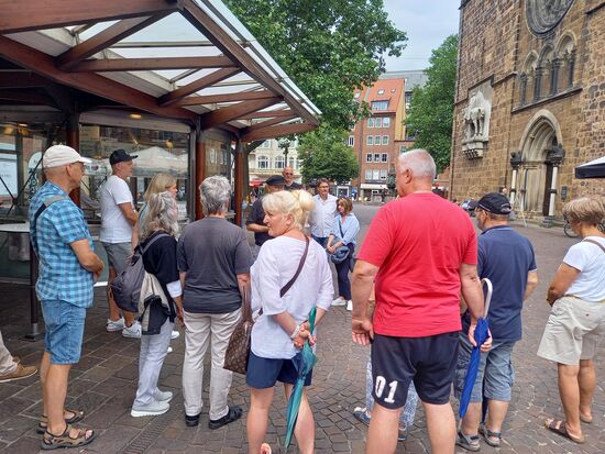 Am Bratwurstglöck'l Stockhinger, direkt neben der Liebfrauenkirche war unser erster kulinarische Stopp - jeder bekam eine halbe Bratwurst im Brötchen - lecker.