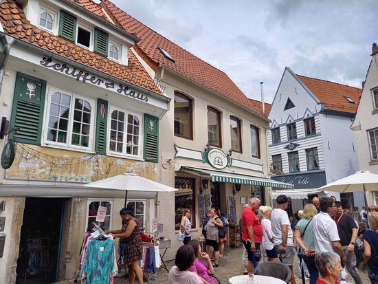 In den kleinen historischen Häusern befinden sich neben Kunsthandwerk auch allerlei Cafés und Restaurants.