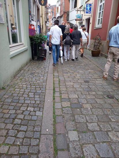 Im Fußweg finden sich kleine Nieten, wenn man ihnen folgt wird man durch das historische Bremen geführt.