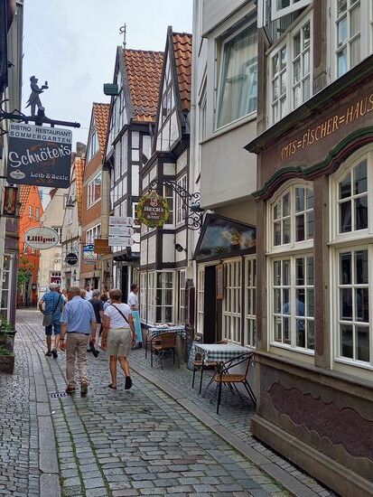 Die Häuser sind zur Straße alle sehr schmal gebaut und dehnen sich nach hinten aus. Das liegt daran,  dass früher die Steuer nach der Breite entlang der Straße bemessen wurde.