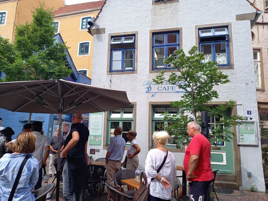 Eine weiterer kulinarischer Stopp ist dieses Tee Haus. Wir bekommen eine Kuchenspezialität serviert und können ein Getränk dazu bestellen. Doch vorher machen wir noch Halt in der Bonbon Manufaktur gleich um die Ecke und erhalten einen Lolly.