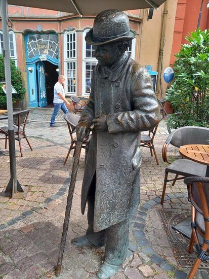 Vor dem Teestübchen wurde dem Bremer Original Heinrich Höltenbein ein Denkmal gesetzt. Er lebte von 1835 bis 1909 in diesem Viertel.