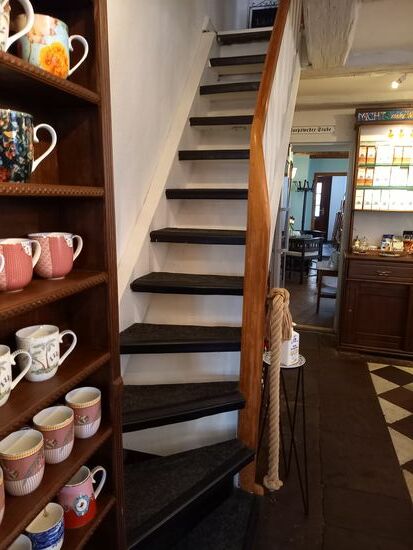 Früher hatte man aus Platzmangel keine Treppen im Haus. Im Erdgeschoss lebten die Tiere und wenn die Bewohner ins Haus wollten, legten sie von außen Leitern an. Später wurden dann doch ganz schmale Treppen eingebaut.