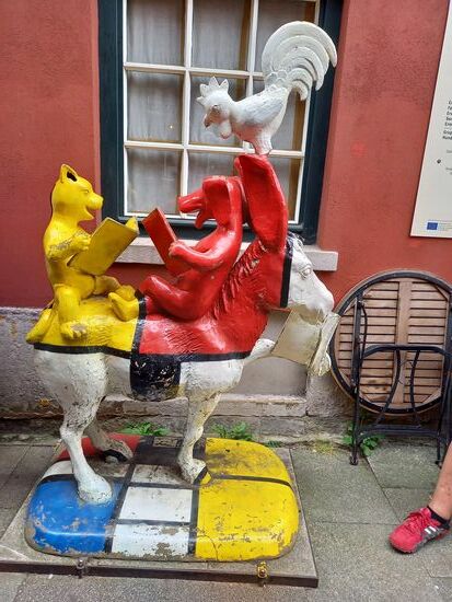 Gegenüber vom Tee Stübchen ist ein lebendiges Museum und am Eingang stehen die Bremer Stadt Musikanten  - mal etwas anders