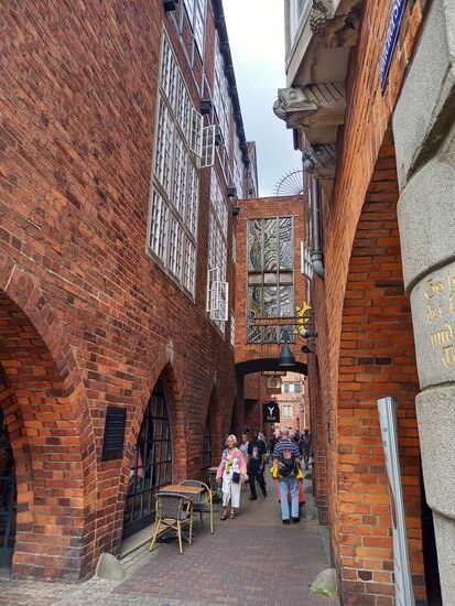 Nach dem Tee geht's in die Böttcher Straße. Diese Straße wurde rein aus Marketing Gründen erbaut und ist nicht so historisch wie sie aussieht. Der Kaufmann der u.a. den Kaffee Hag entwickelt hat, hat dieser Straße ihr Aussehen gegeben.