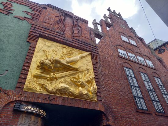 Am Eingang der Böttcherstraße findet sich ein vergoldetes Relief "Der Lichtbringer".