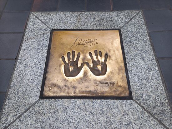 Auf der Pfälzer Straße haben sich einige Berühmtheiten ein Denkmal gesetzt.