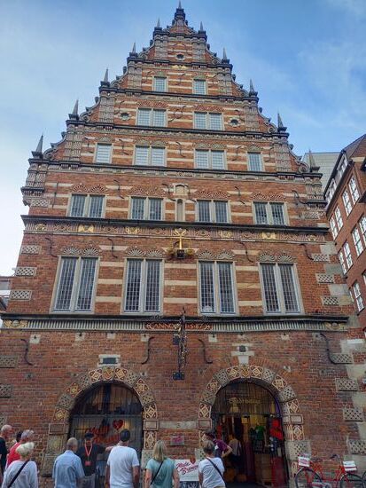 Die alte Waage der Stadt. Heute ist hier ein Geschäft, dass Produkte aus der Region anbietet. Hier war für uns wieder ein kulinarischer Stopp und ich muss sagen, es war sehr köstlich.
