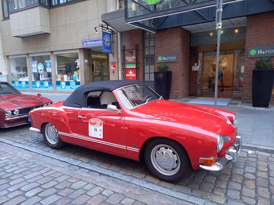 Kaum setzen wir unsere Füße vor das Hotel, steht da unser Traum Auto - ein Karmann Gihia - wow.