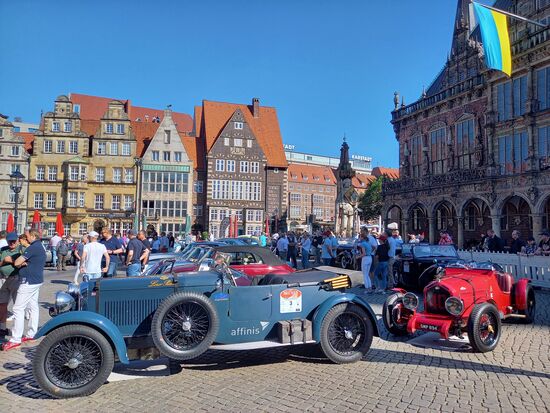 Zu unserer Überraschung findet heute eine Oldtimer Rallye statt.
