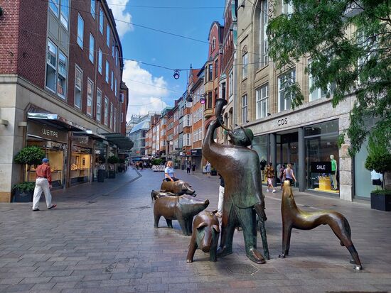 Am Anfang der Sögestraße findet man diesen Hirten mit seinen Sauen. Hier wurden die "Sögen" einst in die Stadt getrieben und nicht wenige landeten in der Kochenhauerstraße.
