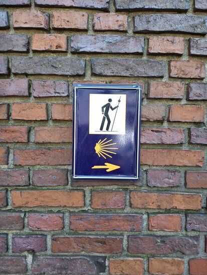 Am Eingang zum Bibelgarten finden wir den Hinweis auf einen Pilgerweg der hier vorbei führt.