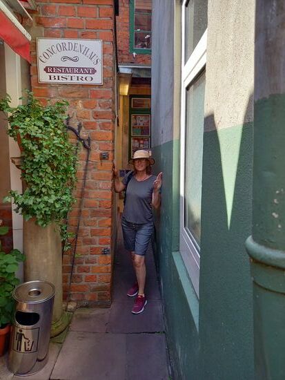 Mit Kinderwagen, Rollstuhl oder ähnlichem hat man hier keine Chance durchzukommen.