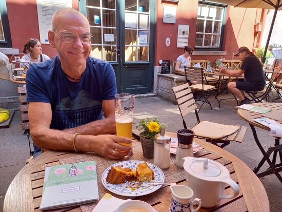 Wir freuen uns einen Platz vor dem Tee Stübchen ergattert zu haben.