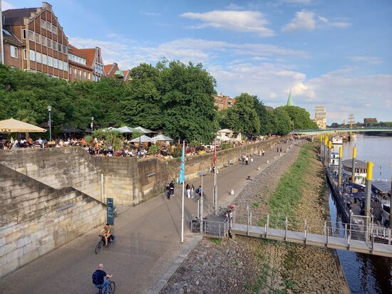 Auf der Schlachte reiht sich Gastronomie an Gastronomie und man kann im Schatten der Bäume gutes Essen und kühle Getränke genießen - na dann