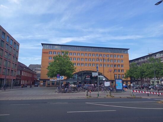 Der rückwärtige Eingang zum Bahnhof.