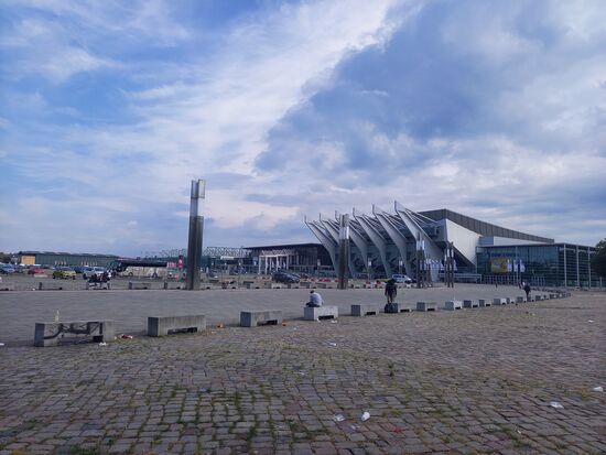 Noch ein Blick auf die Arena. Auf den Bänken davor nächtigen die vielen Obdachlosen der Stadt.